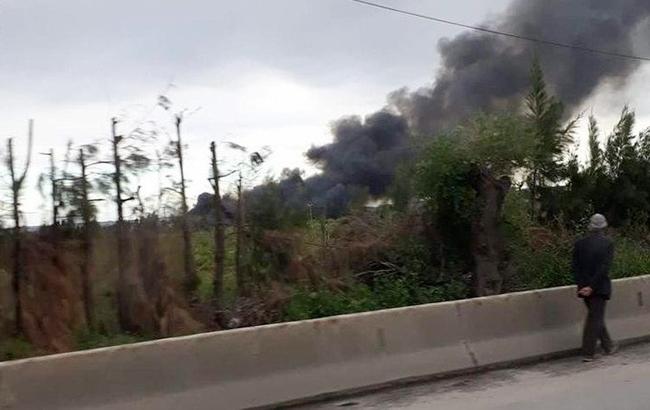 На севере Алжира потерпел крушение военный самолет с 200 человек на борту, есть погибшие