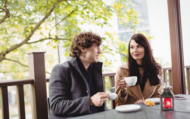 Он делит счет пополам на свидании: красный флажок или здравый подход?