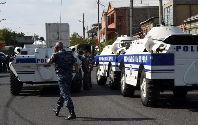 В Ереване отпустили еще 2 заложников из захваченного здания полиции