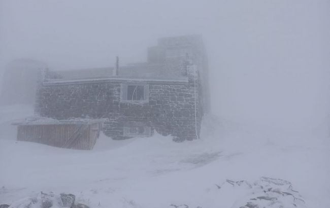 В Карпатах - метель и мороз: намело 15 см снега
