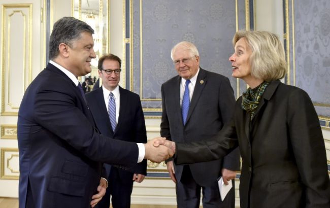 Порошенко рассказал конгрессменам США о напряженности на Донбассе