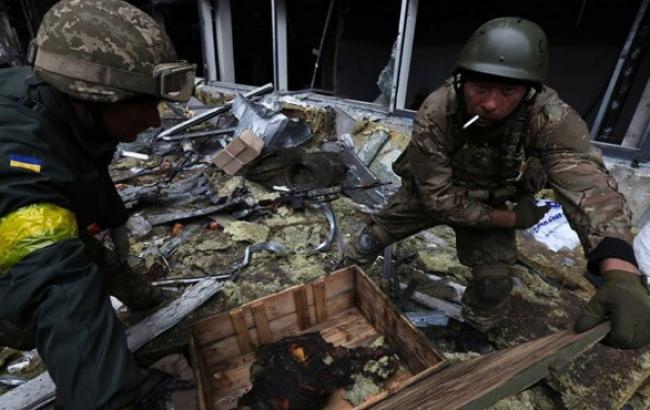 Сили АТО в донецькому аеропорту утримують пожежну частину, диспетчерську вежу і злітно-посадкову смугу, - штаб