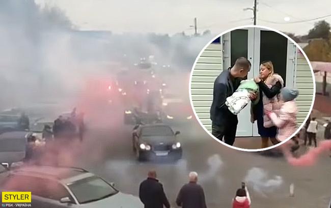 С файерами и кортежем: украинец в честь новорожденного сына устроил шоу