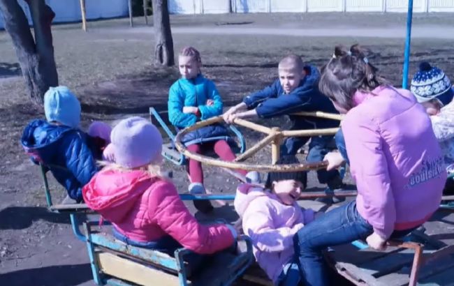 Страшно бывает спать: у многодетной семьи переселенцев под Киевом хотят забрать дом