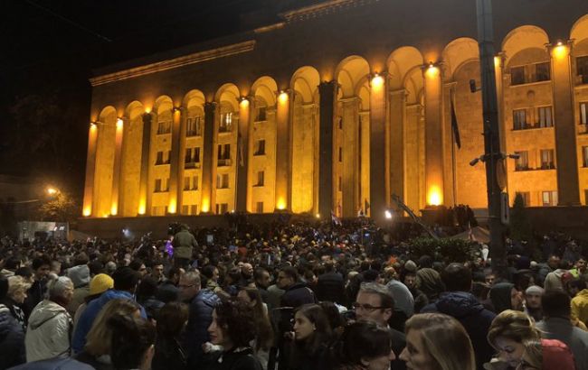 Протестующие в Тбилиси разбивают палатки перед парламентом Грузии