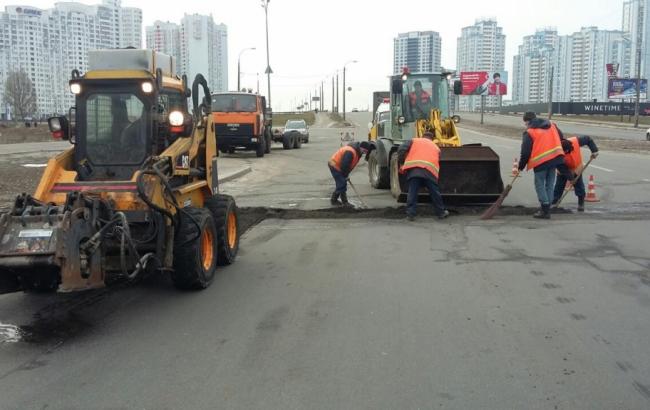 "Киевавтодор" за 3 дня восстановил более 3,7 тыс. кв. м асфальтобетонного покрытия