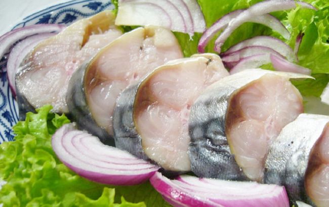 Домашня скумбрія в пряному маринаді: проста страва, яка підкорює з першого шматочка