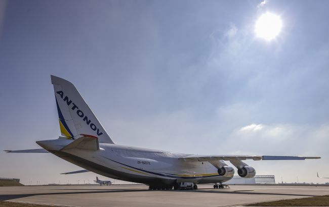 В небі над Києвом помітили цивільний літак (фото, відео)