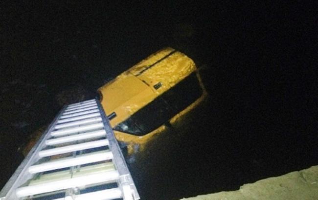 У Хмельницькій області автомобіль впав у річку, загинули 2 людини