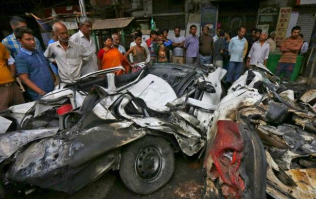 Под завалами эстакады в Индии остаются десятки людей