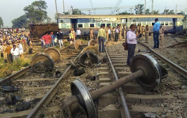 В Индии сошел с рельсов пассажирский поезд, погибли 7 человек