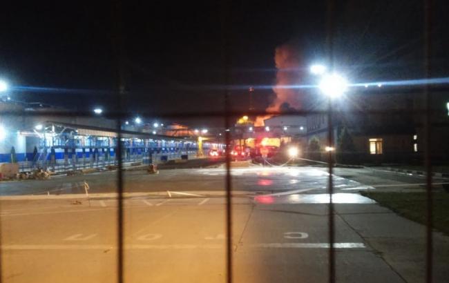 Под Одессой эвакуируют людей из-за пожара на заводе по переработке масел