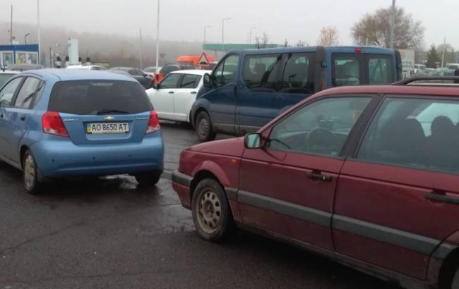 На пункте пропуска в Венгрию образовалась огромная автомобильная очередь