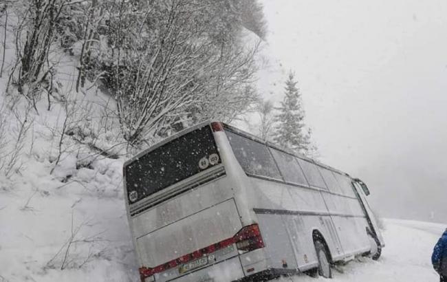 В Карпатах на перевале слетел в кювет туристический автобус