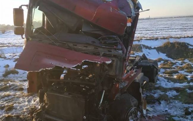 В Ивано-Франковской обл. поезд протаранил грузовик, пострадал водитель