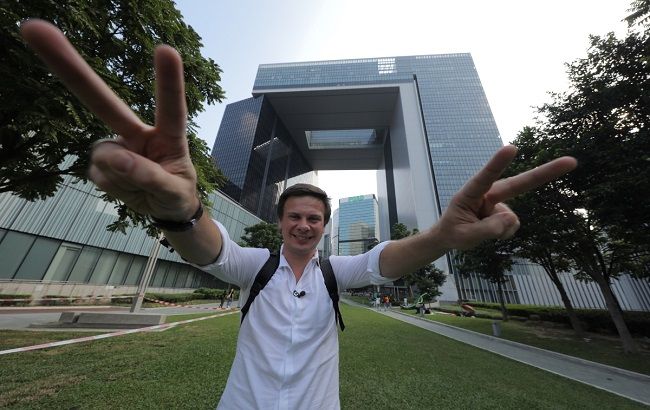 Дмитро Комаров дізнається свою долю у китайських провісників