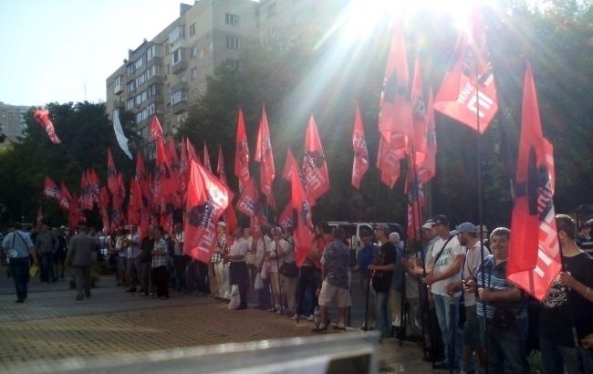 Под ФГИ более тысячи представителей профсоюзов требуют остановить продажу 8 облэнерго