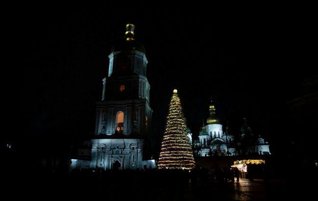 В Киеве открыли главную елку страны: как она выглядит (фото)
