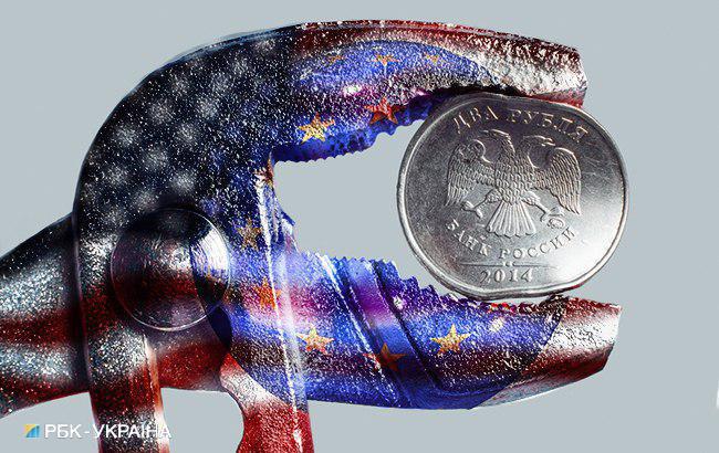 Банки Латвии прекратили обслуживать россиян из санкционного списка США