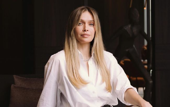 В обтислому боді та шкіряному пальто: Віра Брежнєва похизувалася стрункими ногами у новій фотосесії