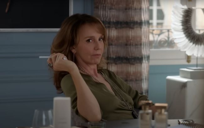 Сільві Грато з "Емілі в Парижі" вразила фігурою у сміливому фотосеті. Як виглядає 61-річна акторка