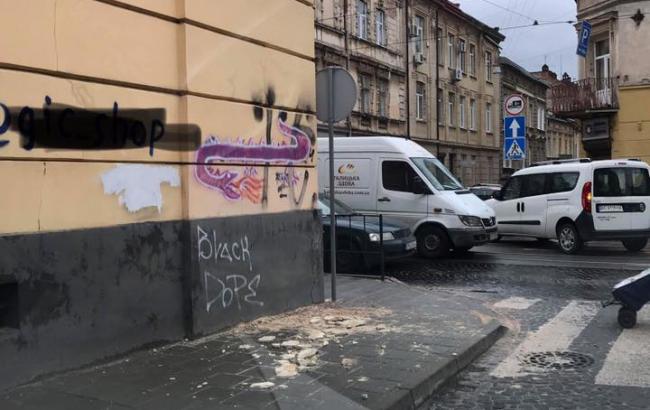 Во Львове в результате непогоды повалены деревья и оборваны линии электропередач