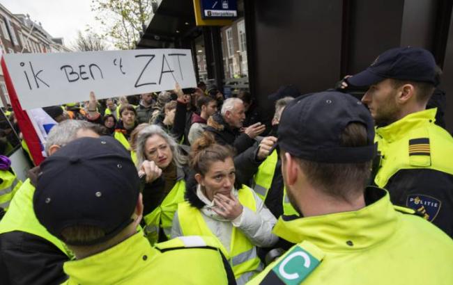 В Нидерландах на протесты вышли сотни "желтых жилетов"
