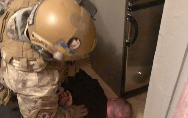 В Днепре полиция задержала вооруженного мужчину, похитившего ребенка