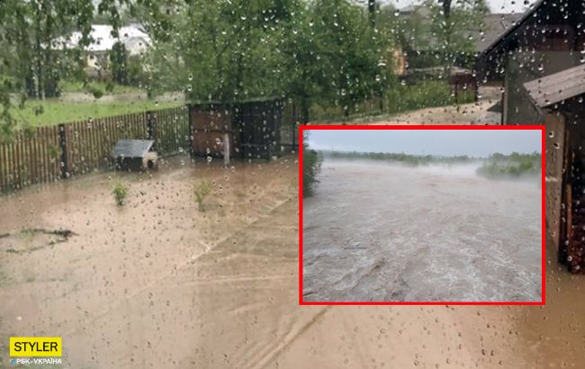 Стихийное бедствие: города на Прикарпатье превратились в реки (фото, видео)