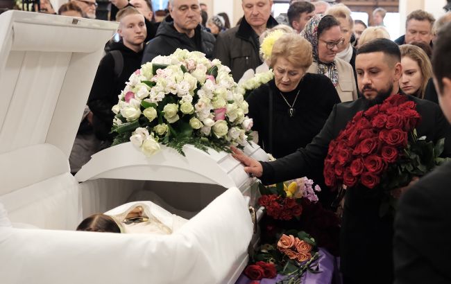Українські зірки та політики прийшли віддати шану Ніні Матвієнко: чуттєві фото з церемонії прощання