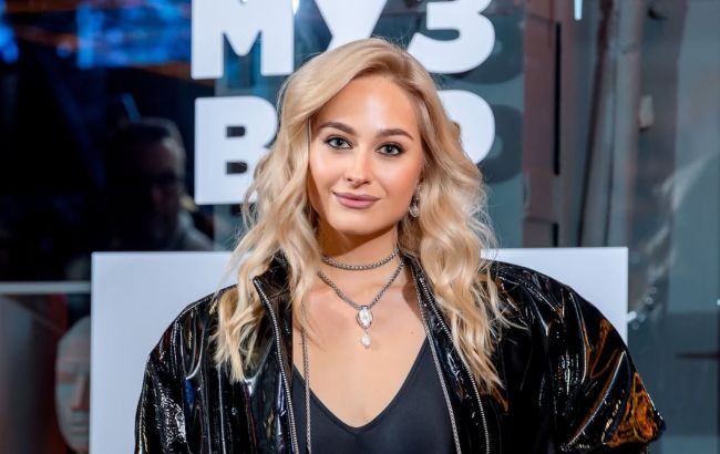 Лакована шкіра, міні та масивні прикраси: Цимбалару показала ефектний вечірній образ