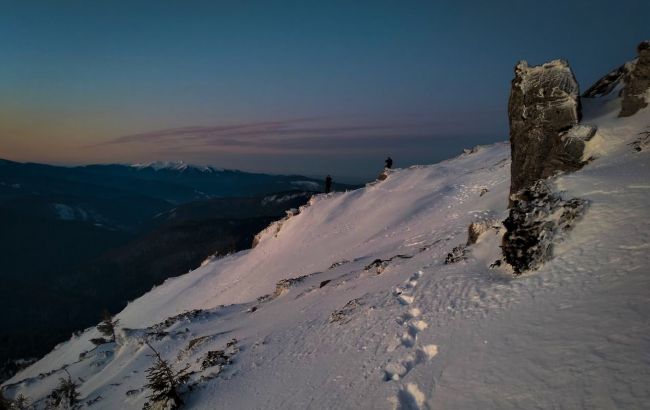 У засніжених Карпатах врятували маму з сином: ДСНС показала фото