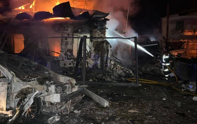 Росіяни обстріляли дронами Чернігів: у ДСНС показали наслідки удару