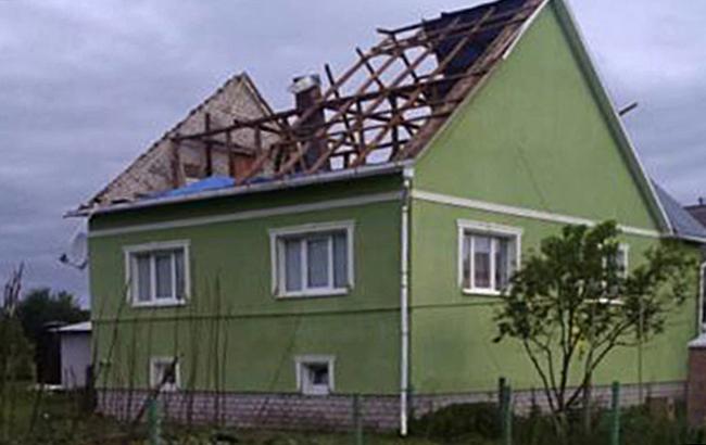 На Закарпатье ураган повредил крыши на сотнях зданий
