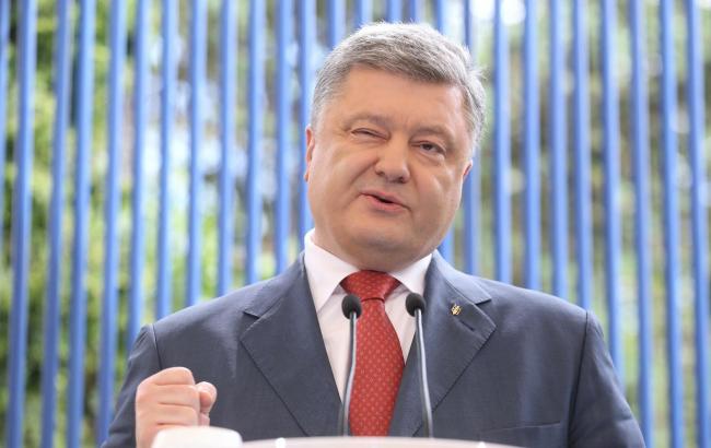 Порошенко поручил ввести санкции против лиц, причастных к нарушениям свободы слова в Крыму