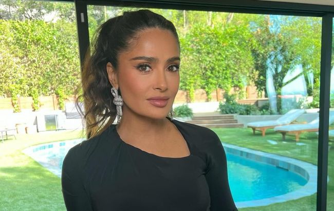 57-річна Сальма Хаєк ошелешила фігурою у прозорому топі: "Ікона краси"