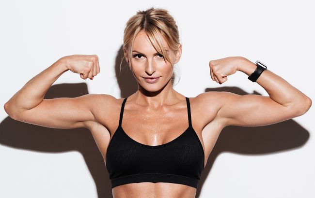 Попрощайтесь с дряблыми руками: 3 основных упражнения, чтобы подтянуть бицепсы и трицепсы