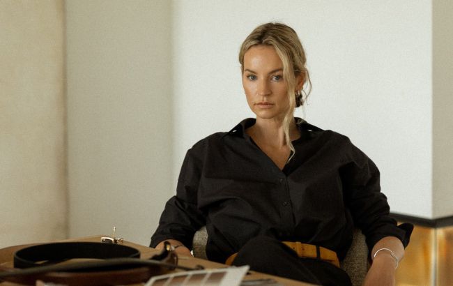 Total black: фешн-блогер показала елегантний образ на Новий рік, який зможе повторити кожна