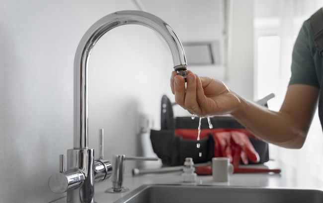 Воду з-під крана показали під мікроскопом, але найбільш "цікавеньке" помітили на аераторі (відео)