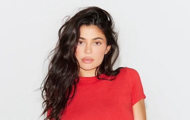 Кайлі Дженнер показала, як носити яскраву міні-сукню (фото)