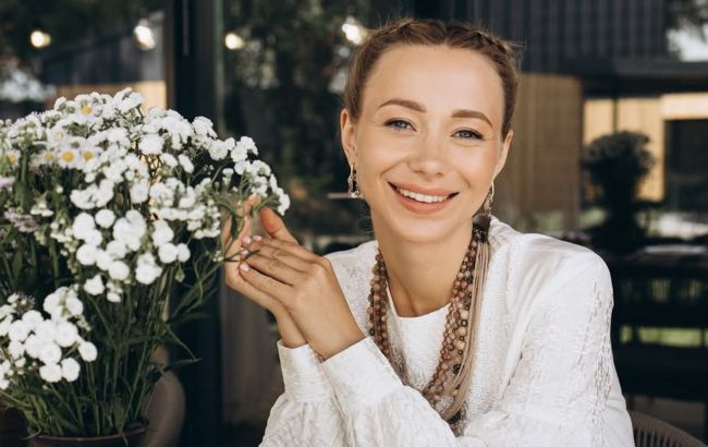 Літній манікюр 2025: дружина Павліка показала стильний варіант на короткі нігті