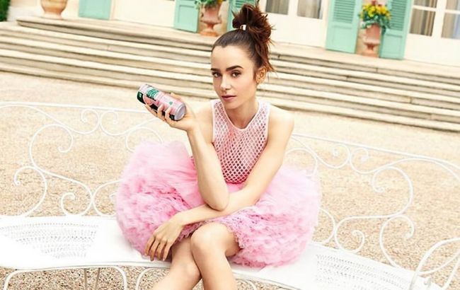 Звезда сериала "Эмили в Париже" примерила на себя интересный образ: словно из детства