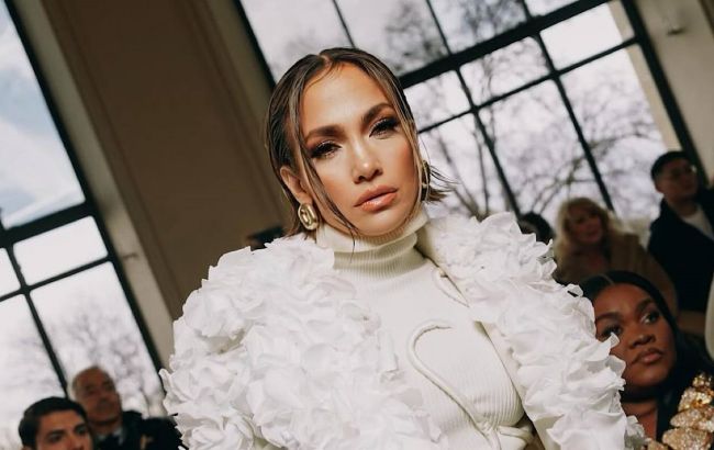 Дженніфер Лопес продемонструвала спокусливий образ з трояндою (фото)