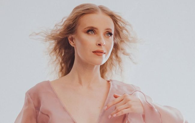 Зірка "Кріпосної" вперше показала обличчя 4-місячної доньки: на кого вона схожа