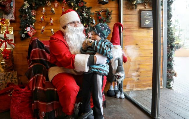 Як стати Сантою для дітей, які живуть поруч з війною: дарувати щастя легко
