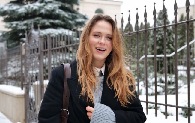 Анна Кошмал показала повседневный образ с пальто, который легко повторить