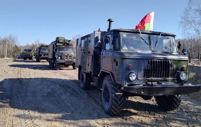 У Білорусі помітили ешелон знятої зі зберігання техніки: що це може означати