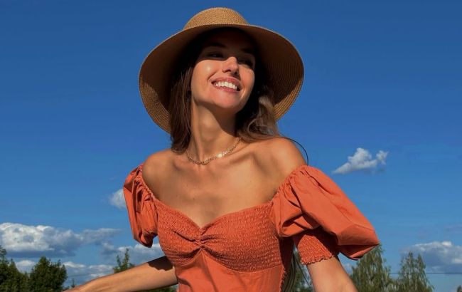 Сукня і капелюх: романтичний "лук" колишньої Комарова, який підкорює з першого погляду