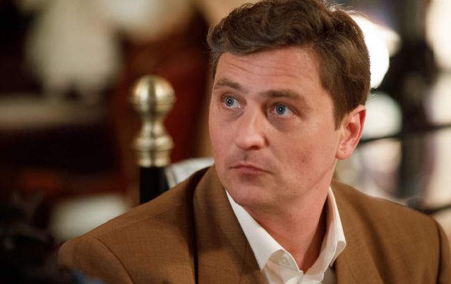 48-летний украинский актер засветился с новой возлюбленной, значительно моложе его (фото)