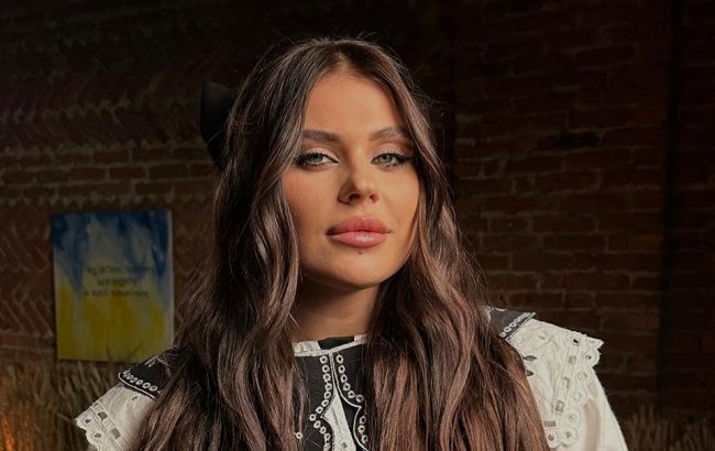 Українське етно та сучасні тренди. Саша Заріцька у розкішній вишитій сукні вражає вишуканістю (фото)